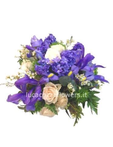 Centrotavola in ciotola con fiori misti in colori tenui