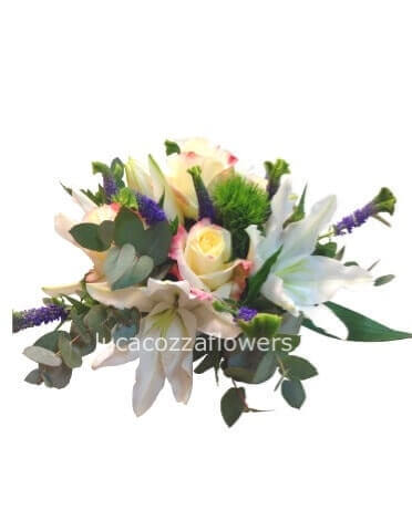 Centrotavola con fiori misti e verde in ciotola