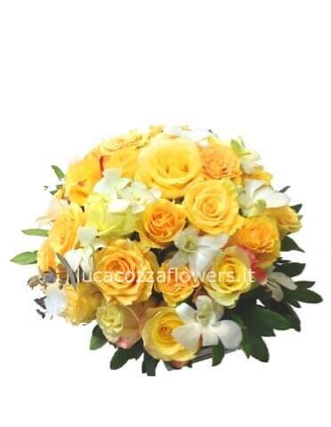 Composizione centrotavola in ciotola di diametro 15cm con fiori misti in colori assortiti