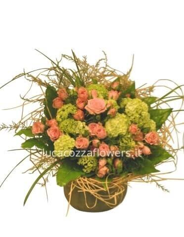 Composizione di fiori misti con verde in ciotola o cestino di diametro 15 cm